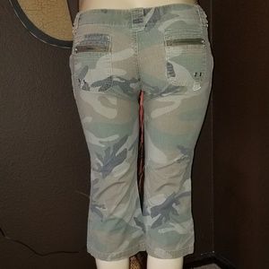 😍Great Condition Twenty one Army Camo Capris